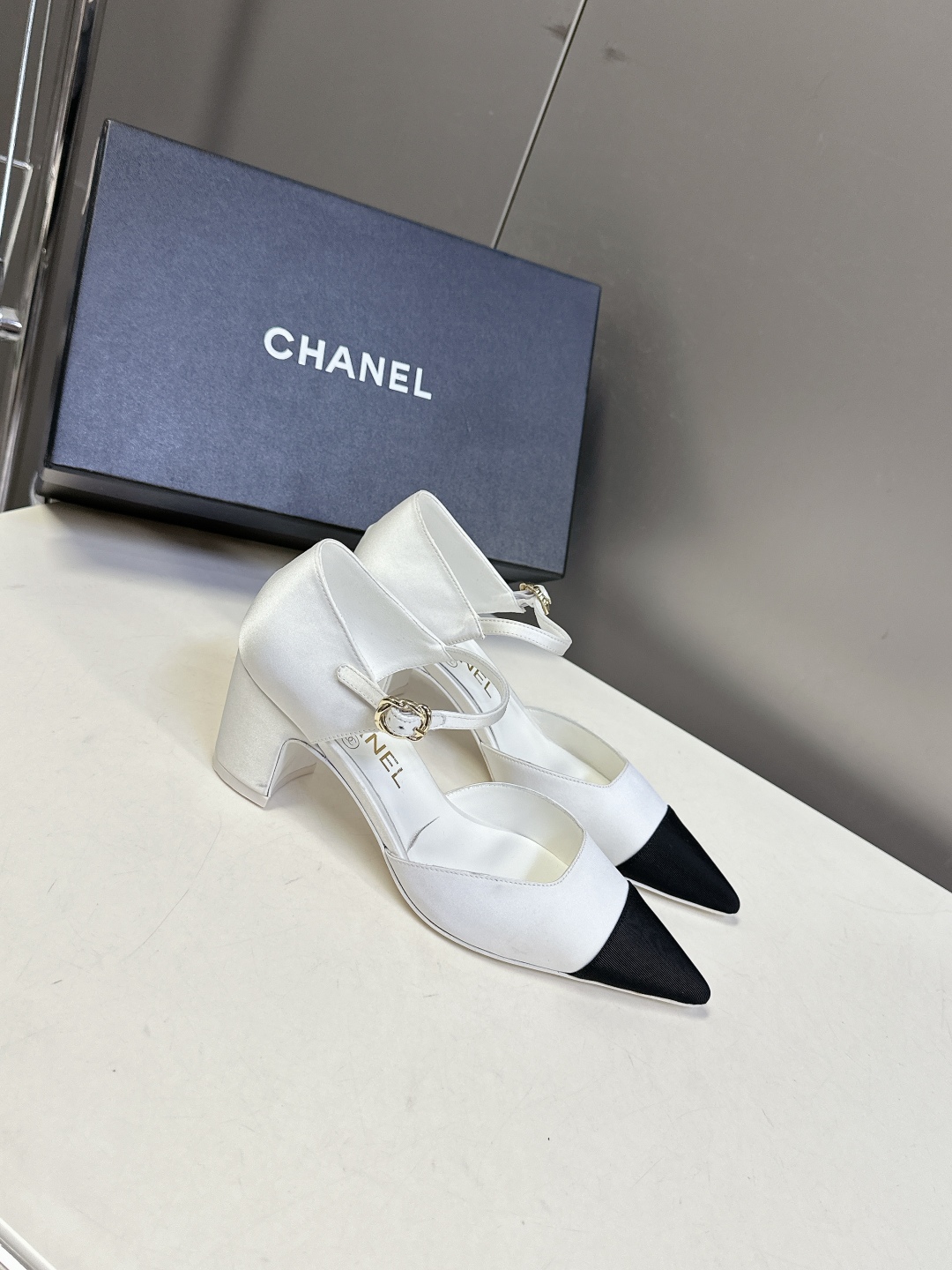  香奈儿CHANEL春夏最新款粗跟时装鞋
      超多网红时尚博主种草 高级感舒适，配女神们的半身裙