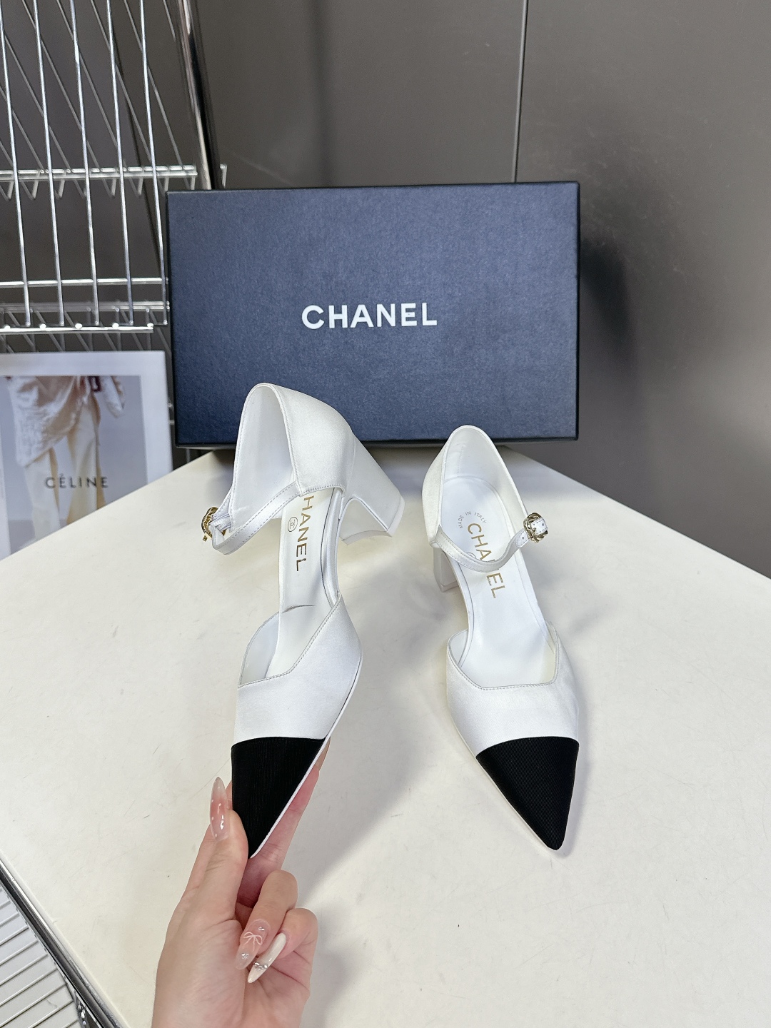  香奈儿CHANEL春夏最新款粗跟时装鞋
      超多网红时尚博主种草 高级感舒适，配女神们的半身裙