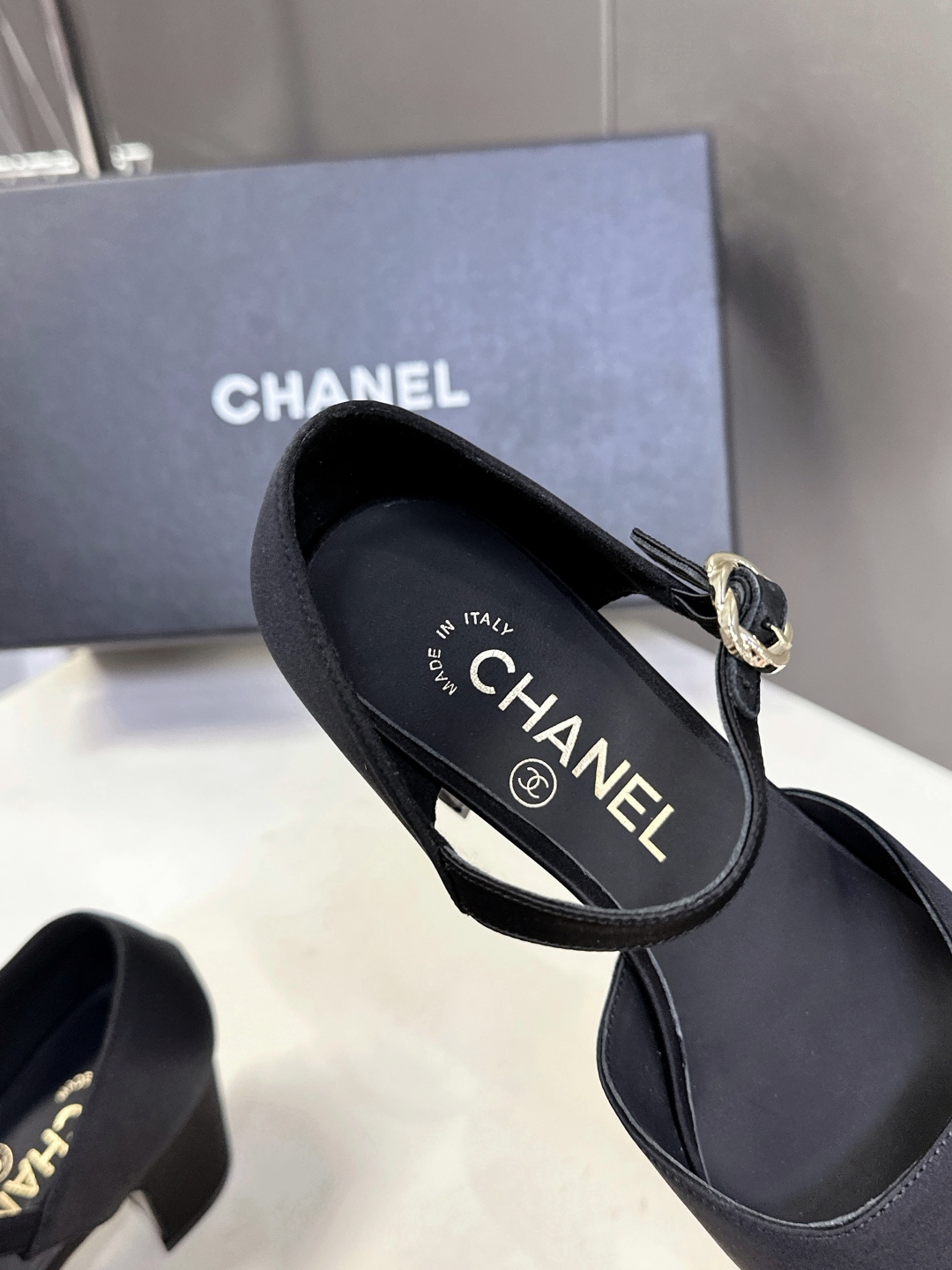  香奈儿CHANEL春夏最新款粗跟时装鞋
      超多网红时尚博主种草 高级感舒适，配女神们的半身裙