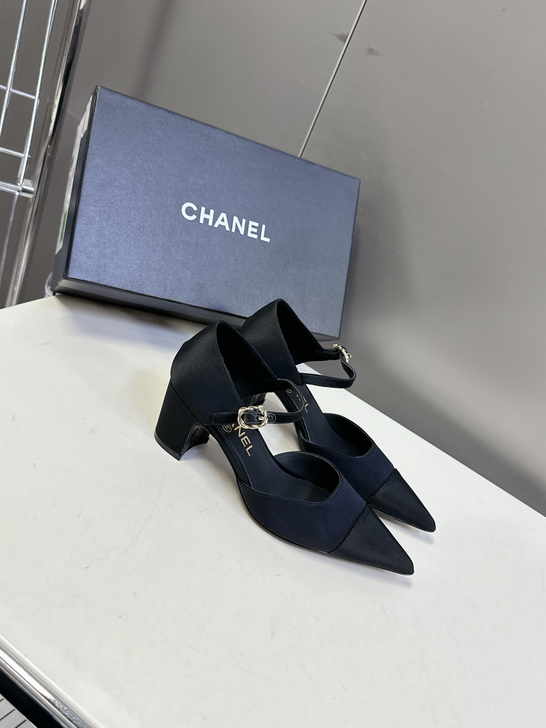  香奈儿CHANEL春夏最新款粗跟时装鞋
      超多网红时尚博主种草 高级感舒适，配女神们的半身裙