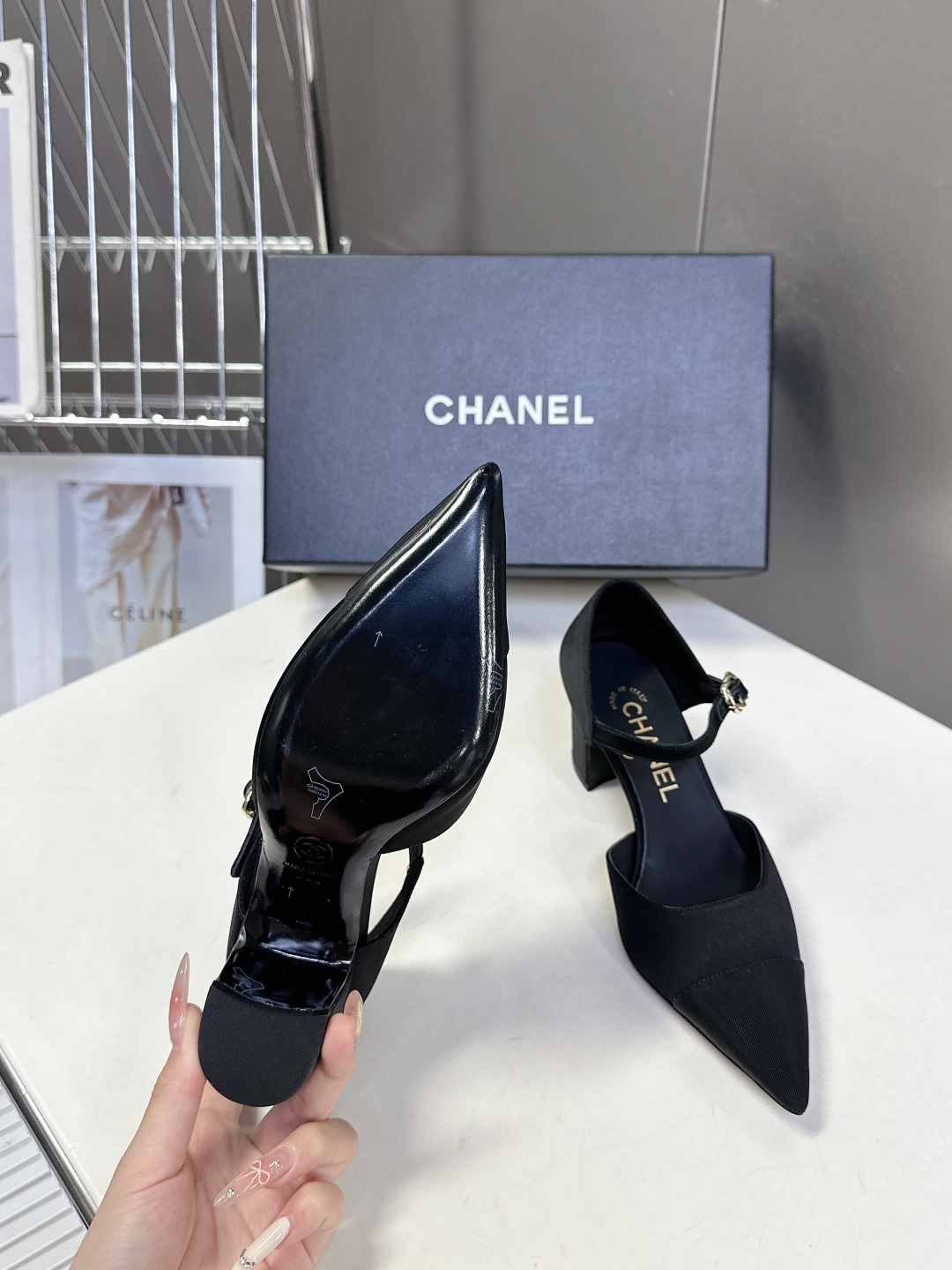  香奈儿CHANEL春夏最新款粗跟时装鞋
      超多网红时尚博主种草 高级感舒适，配女神们的半身裙