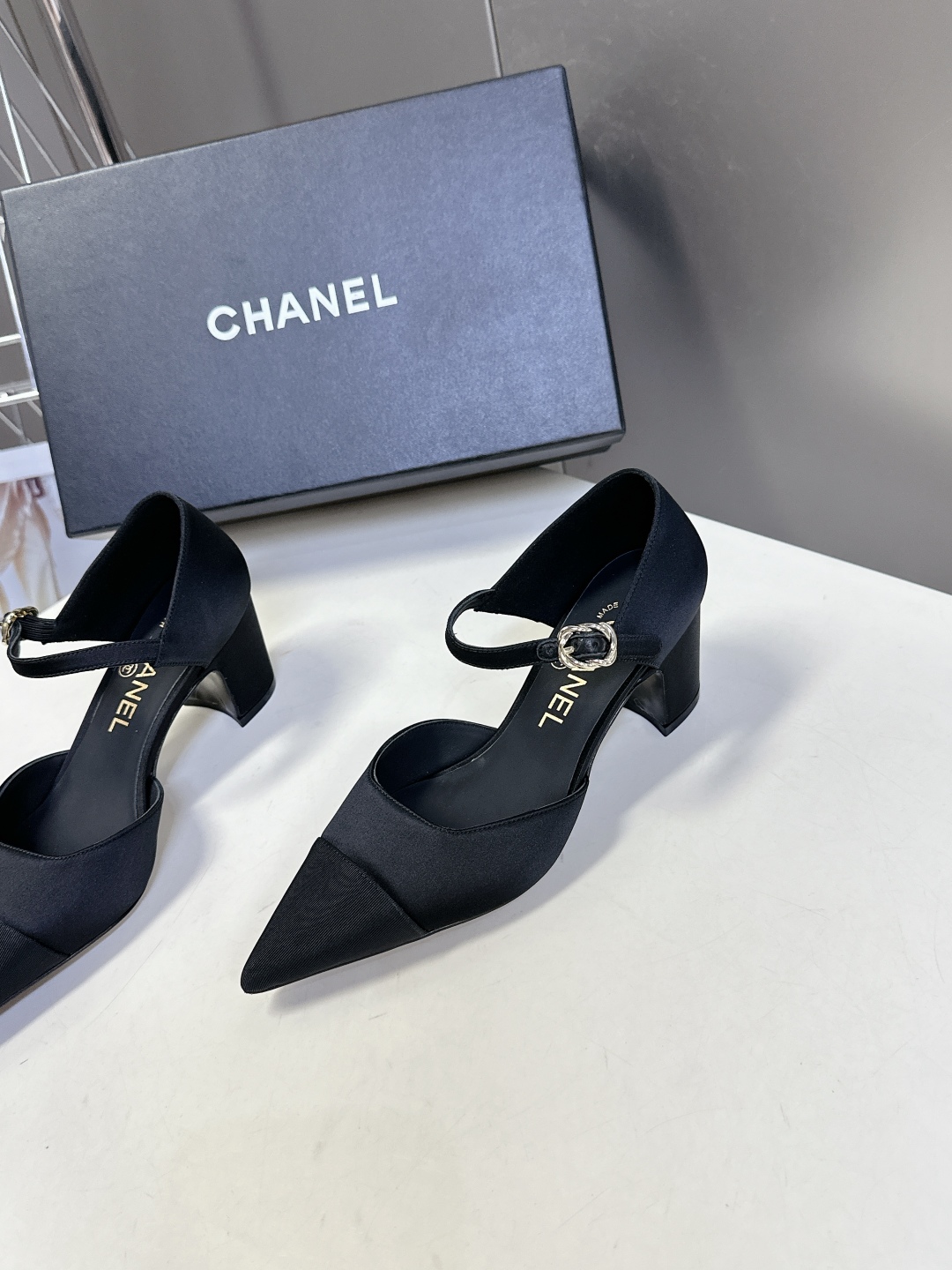  香奈儿CHANEL春夏最新款粗跟时装鞋
      超多网红时尚博主种草 高级感舒适，配女神们的半身裙