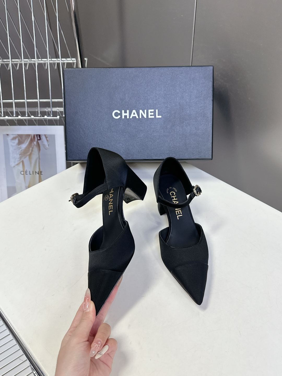  香奈儿CHANEL春夏最新款粗跟时装鞋
      超多网红时尚博主种草 高级感舒适，配女神们的半身裙