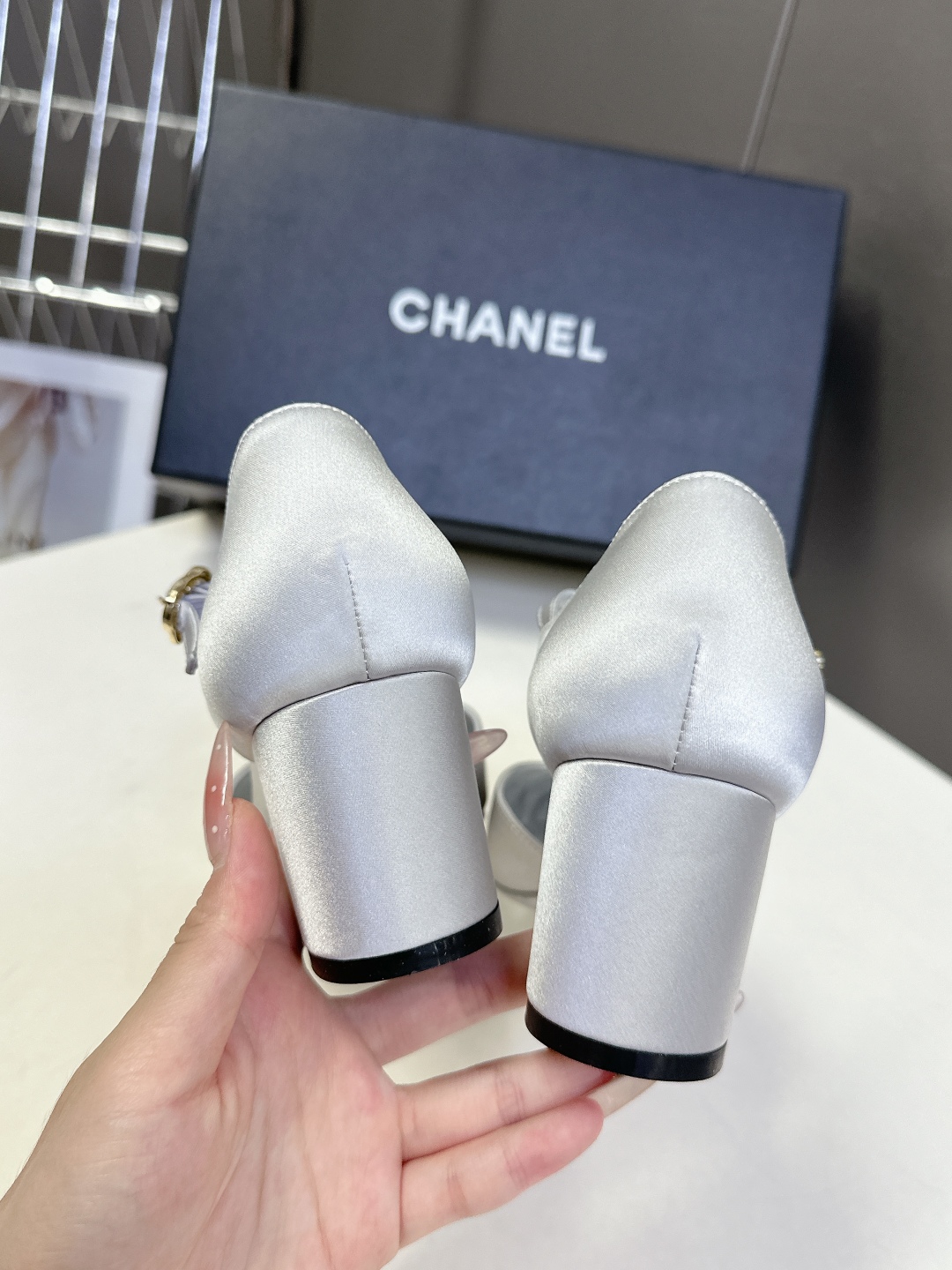  香奈儿CHANEL春夏最新款粗跟时装鞋
      超多网红时尚博主种草 高级感舒适，配女神们的半身裙