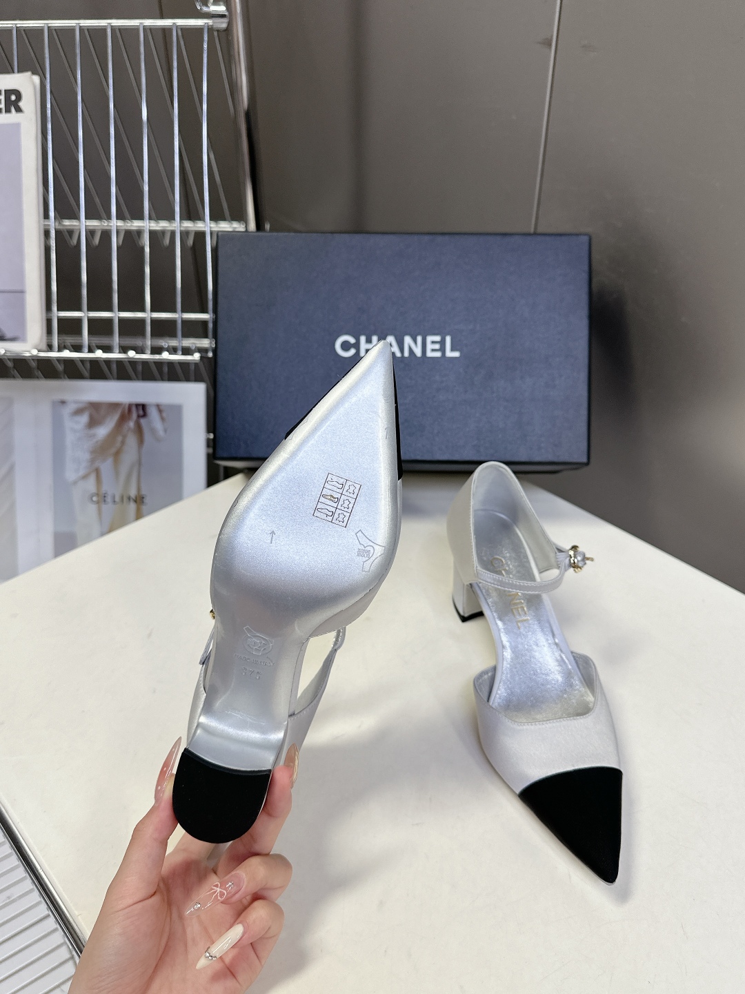  香奈儿CHANEL春夏最新款粗跟时装鞋
      超多网红时尚博主种草 高级感舒适，配女神们的半身裙