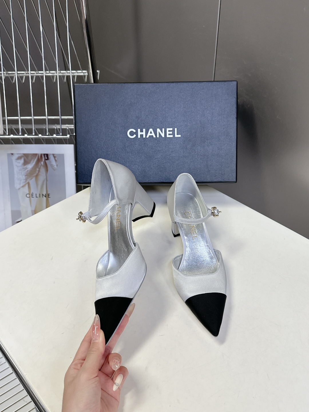  香奈儿CHANEL春夏最新款粗跟时装鞋
      超多网红时尚博主种草 高级感舒适，配女神们的半身裙