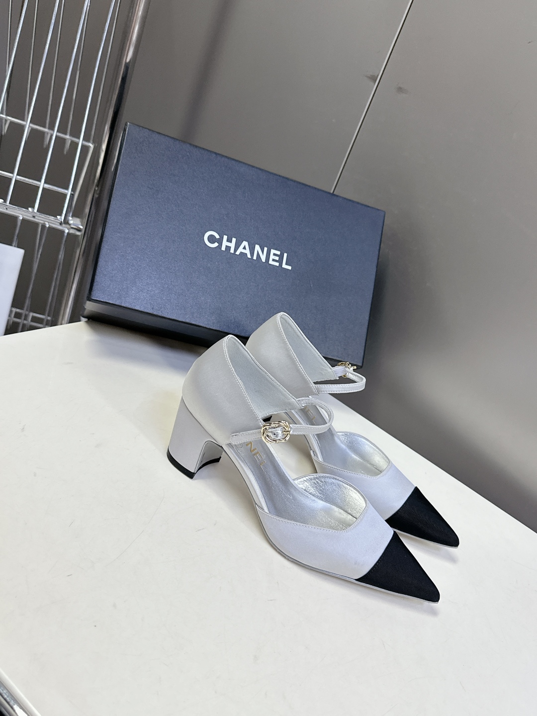  香奈儿CHANEL春夏最新款粗跟时装鞋
      超多网红时尚博主种草 高级感舒适，配女神们的半身裙