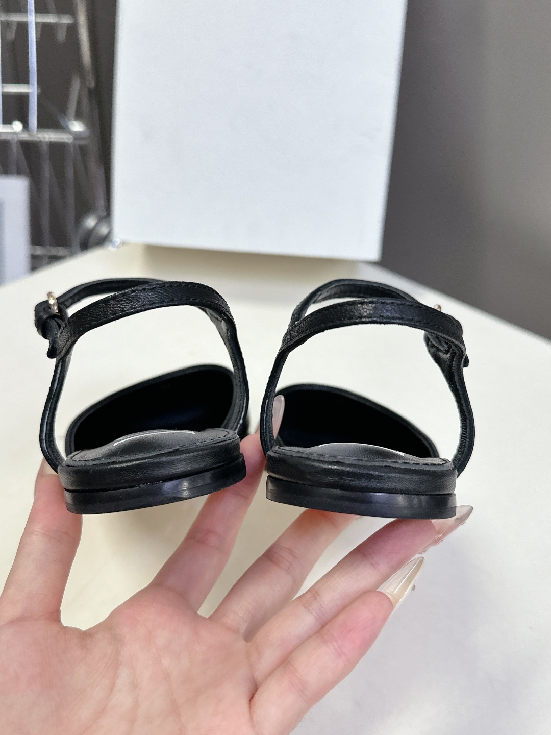   罗意威LOEWE2025春夏最新款时装凉鞋
  今年超火的品牌 好多明星网红时尚博主种草 喜欢这种风