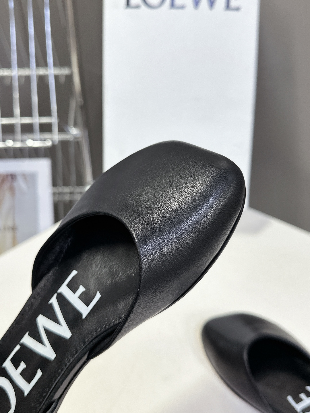   罗意威LOEWE2025春夏最新款时装凉鞋
  今年超火的品牌 好多明星网红时尚博主种草 喜欢这种风