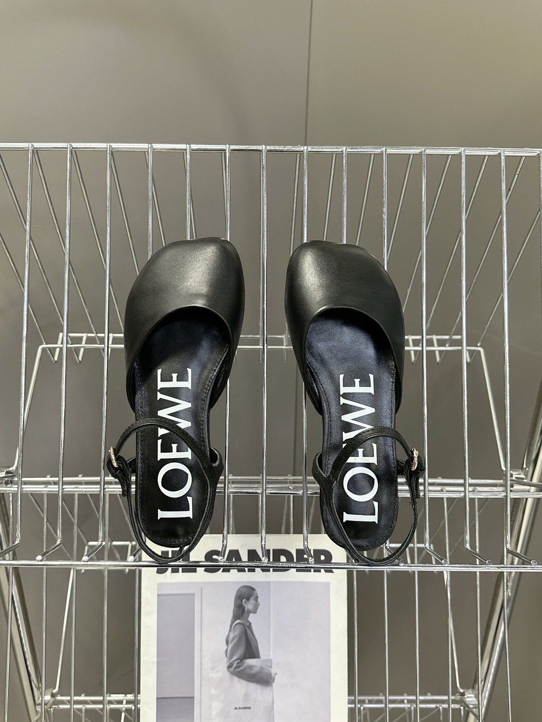   罗意威LOEWE2025春夏最新款时装凉鞋
  今年超火的品牌 好多明星网红时尚博主种草 喜欢这种风