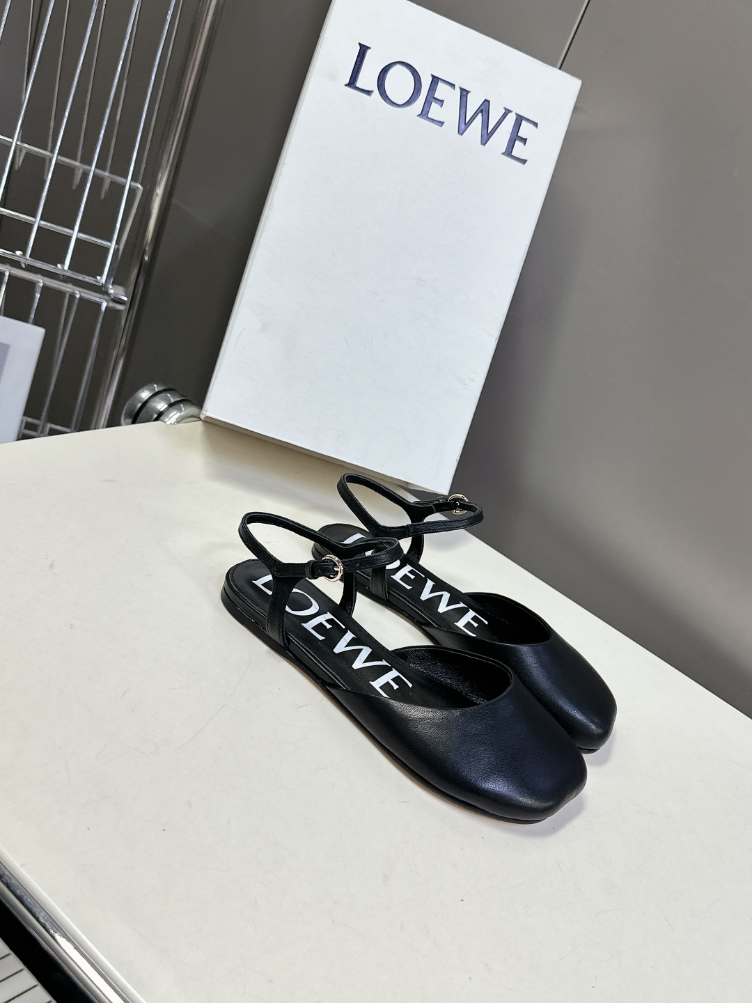   罗意威LOEWE2025春夏最新款时装凉鞋
  今年超火的品牌 好多明星网红时尚博主种草 喜欢这种风