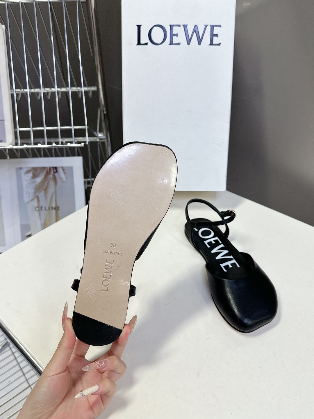   罗意威LOEWE2025春夏最新款时装凉鞋
  今年超火的品牌 好多明星网红时尚博主种草 喜欢这种风