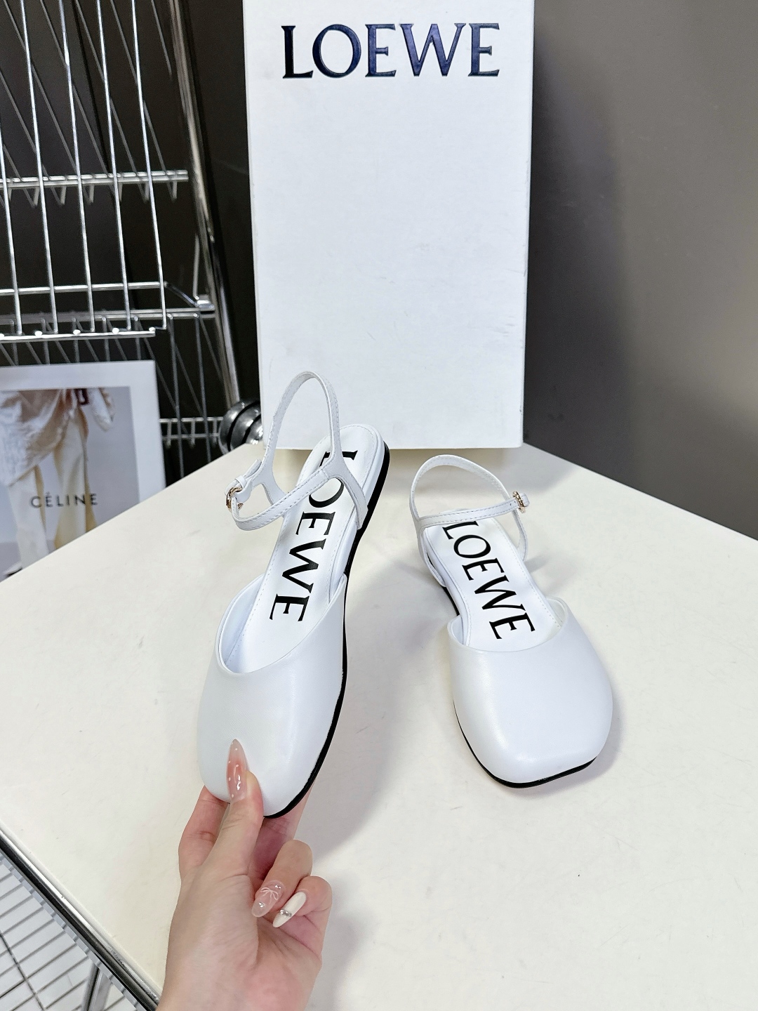   罗意威LOEWE2025春夏最新款时装凉鞋
  今年超火的品牌 好多明星网红时尚博主种草 喜欢这种风