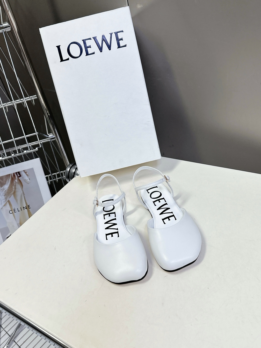   罗意威LOEWE2025春夏最新款时装凉鞋
  今年超火的品牌 好多明星网红时尚博主种草 喜欢这种风
