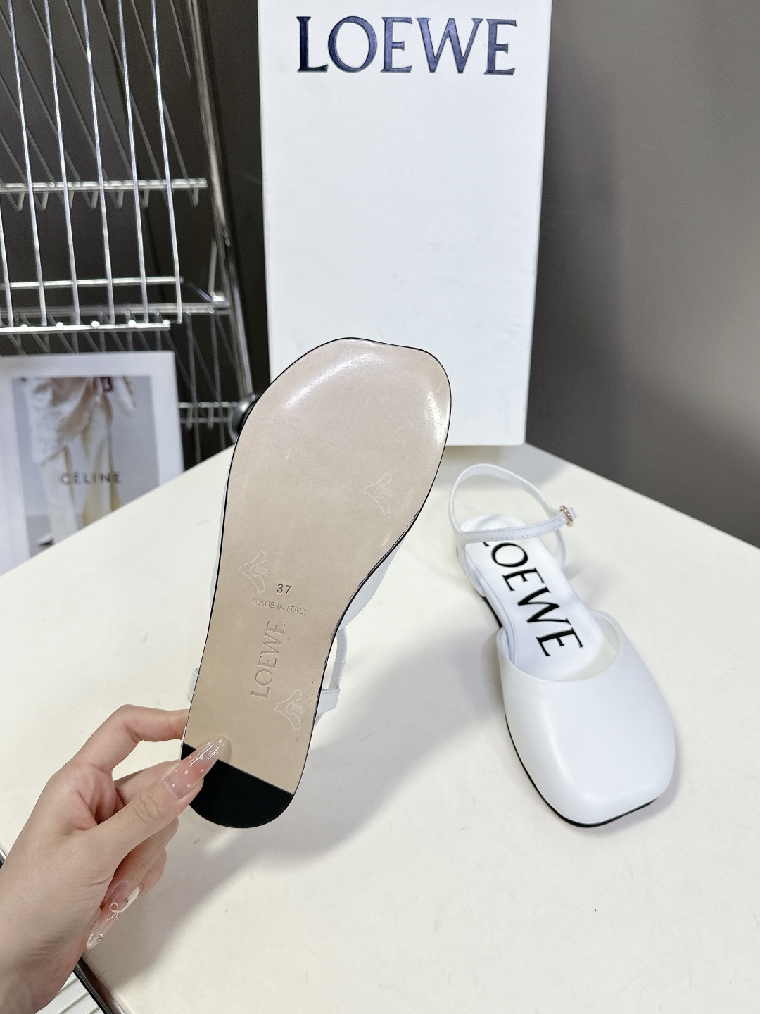   罗意威LOEWE2025春夏最新款时装凉鞋
  今年超火的品牌 好多明星网红时尚博主种草 喜欢这种风