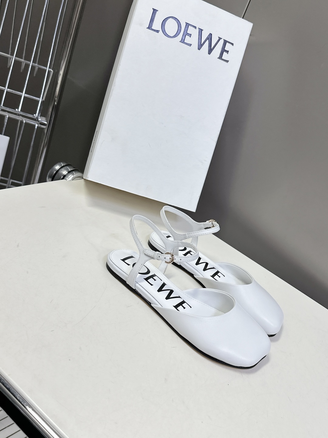   罗意威LOEWE2025春夏最新款时装凉鞋
  今年超火的品牌 好多明星网红时尚博主种草 喜欢这种风