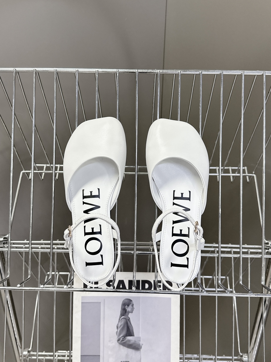   罗意威LOEWE2025春夏最新款时装凉鞋
  今年超火的品牌 好多明星网红时尚博主种草 喜欢这种风