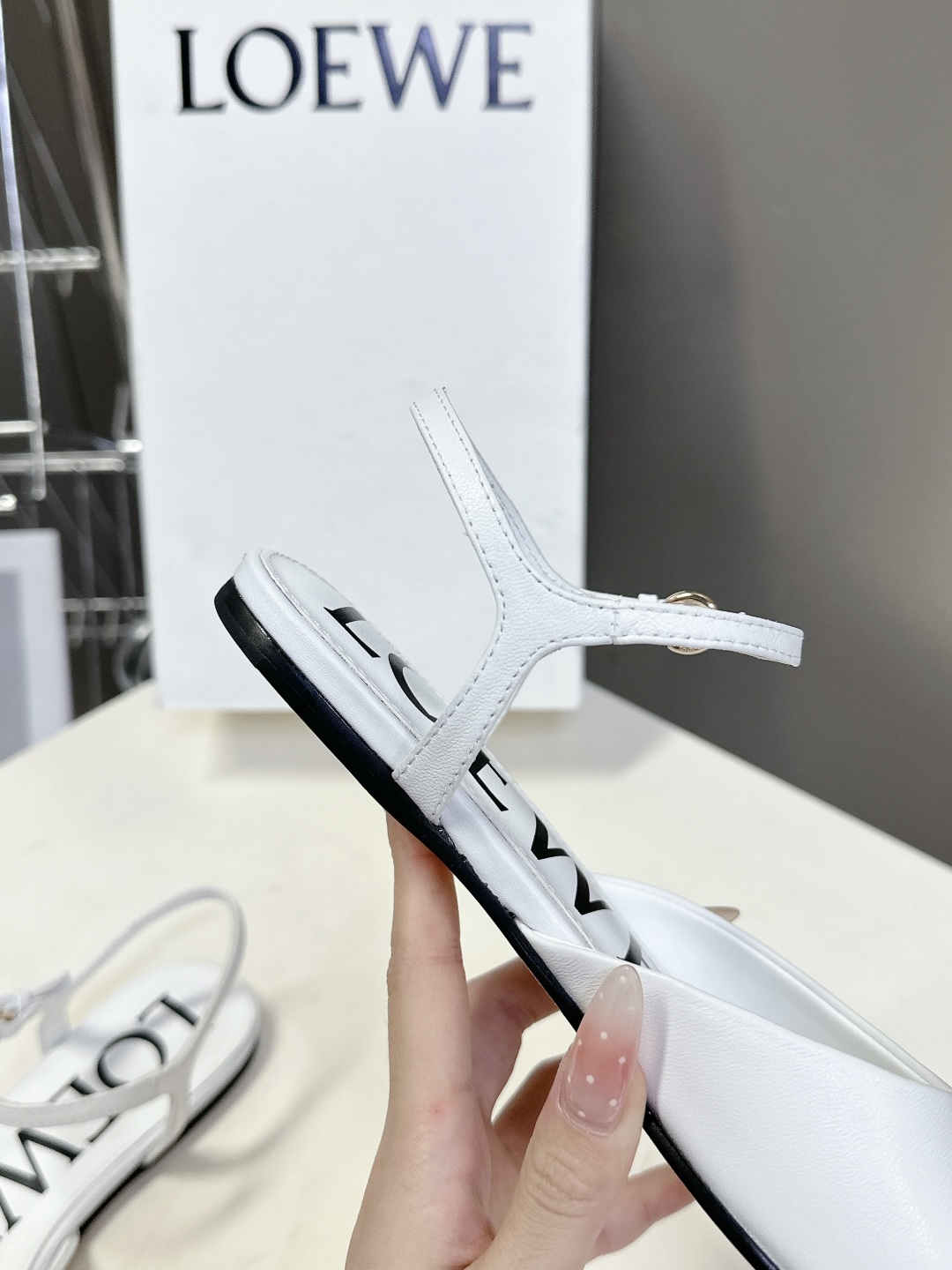   罗意威LOEWE2025春夏最新款时装凉鞋
  今年超火的品牌 好多明星网红时尚博主种草 喜欢这种风