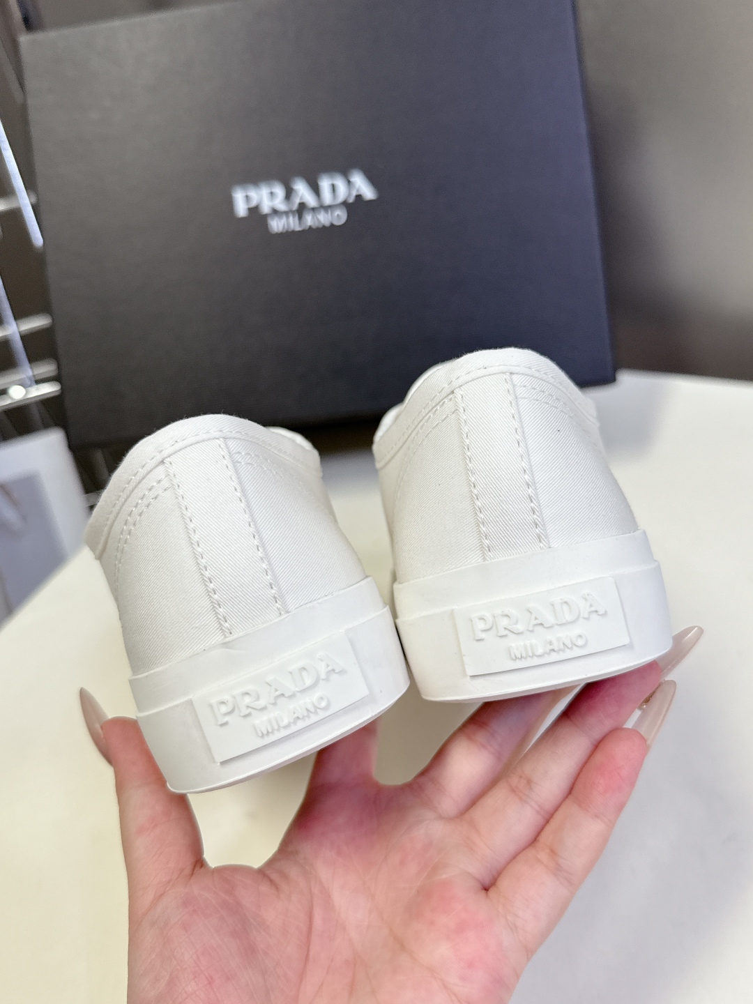  Prada普拉达春夏最新款帆布饼干鞋
     超多网红明星种草 相隔几年Prada又给我们带来好看的
