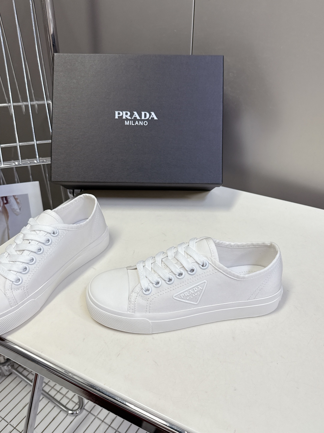  Prada普拉达春夏最新款帆布饼干鞋
     超多网红明星种草 相隔几年Prada又给我们带来好看的