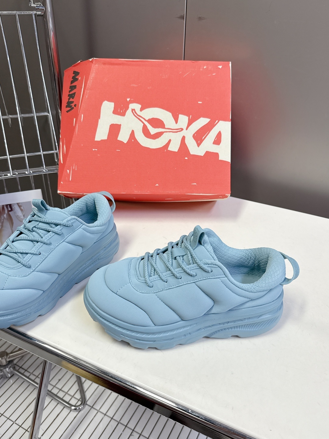 MARNI玛尼 x HOKA 泡芙面包鞋 运动鞋 向来以大胆前卫设计美学见称的 Marni,创意总监