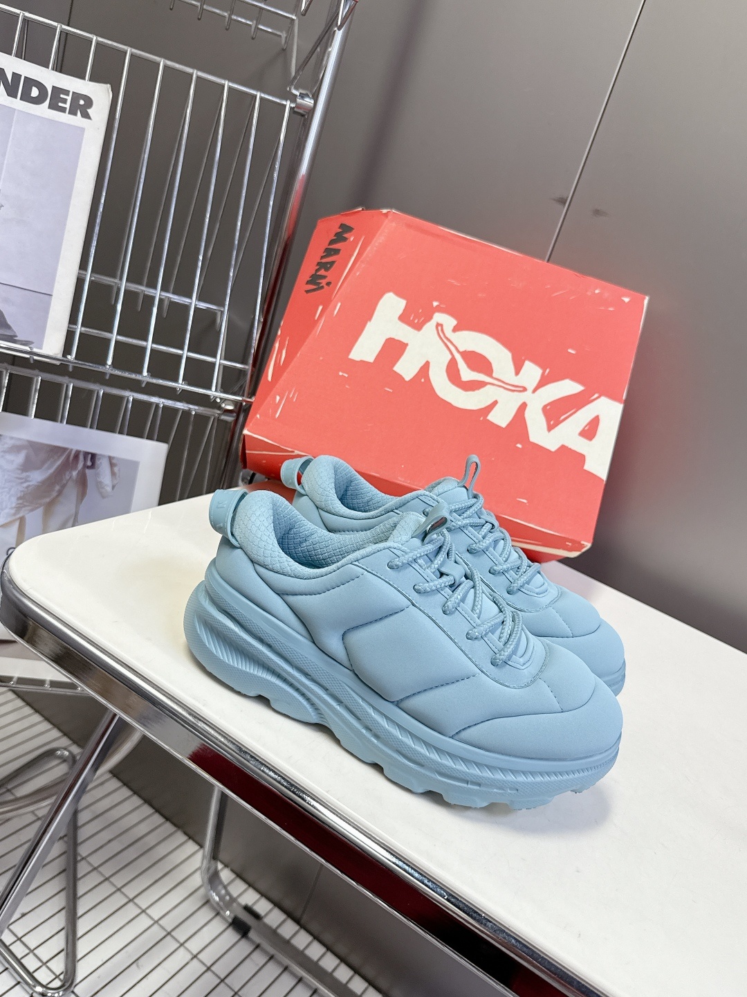 MARNI玛尼 x HOKA 泡芙面包鞋 运动鞋 向来以大胆前卫设计美学见称的 Marni,创意总监