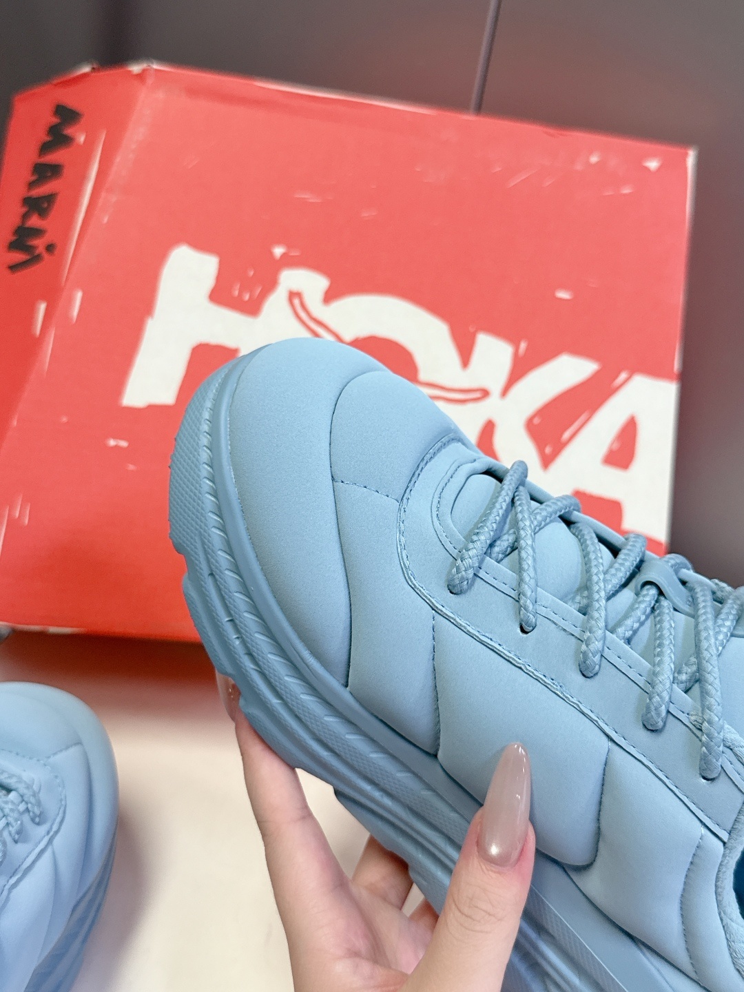 MARNI玛尼 x HOKA 泡芙面包鞋 运动鞋 向来以大胆前卫设计美学见称的 Marni,创意总监