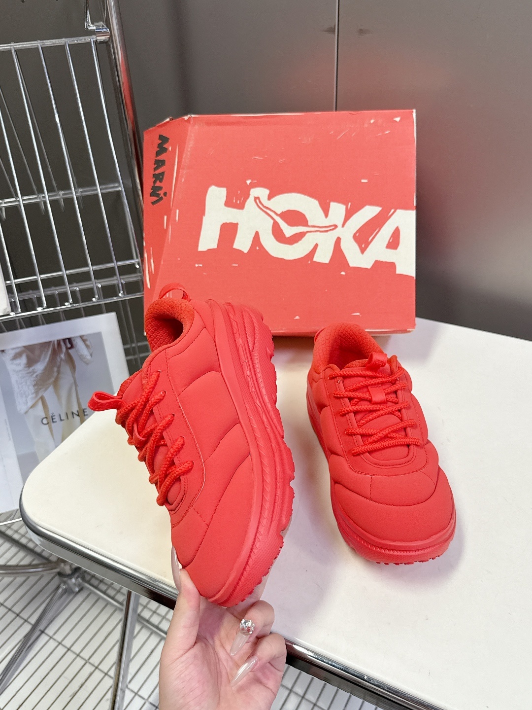 MARNI玛尼 x HOKA 泡芙面包鞋运动鞋。 向来以大胆前卫设计美学见称的
