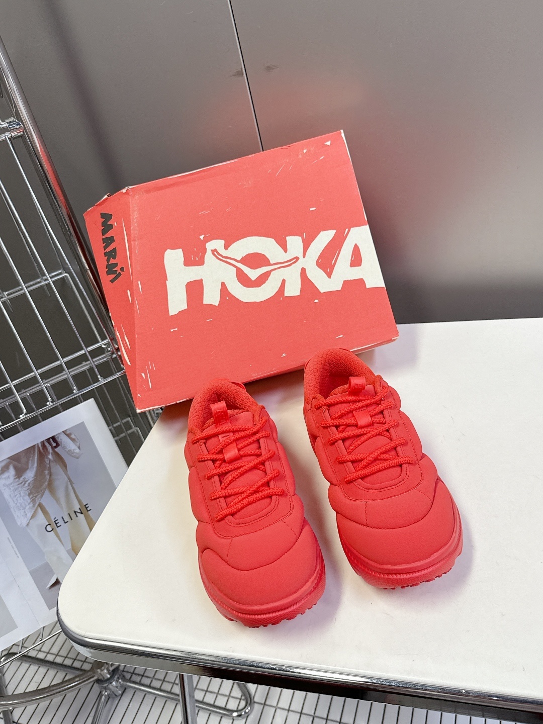 MARNI玛尼 x HOKA 泡芙面包鞋运动鞋。 向来以大胆前卫设计美学见称的