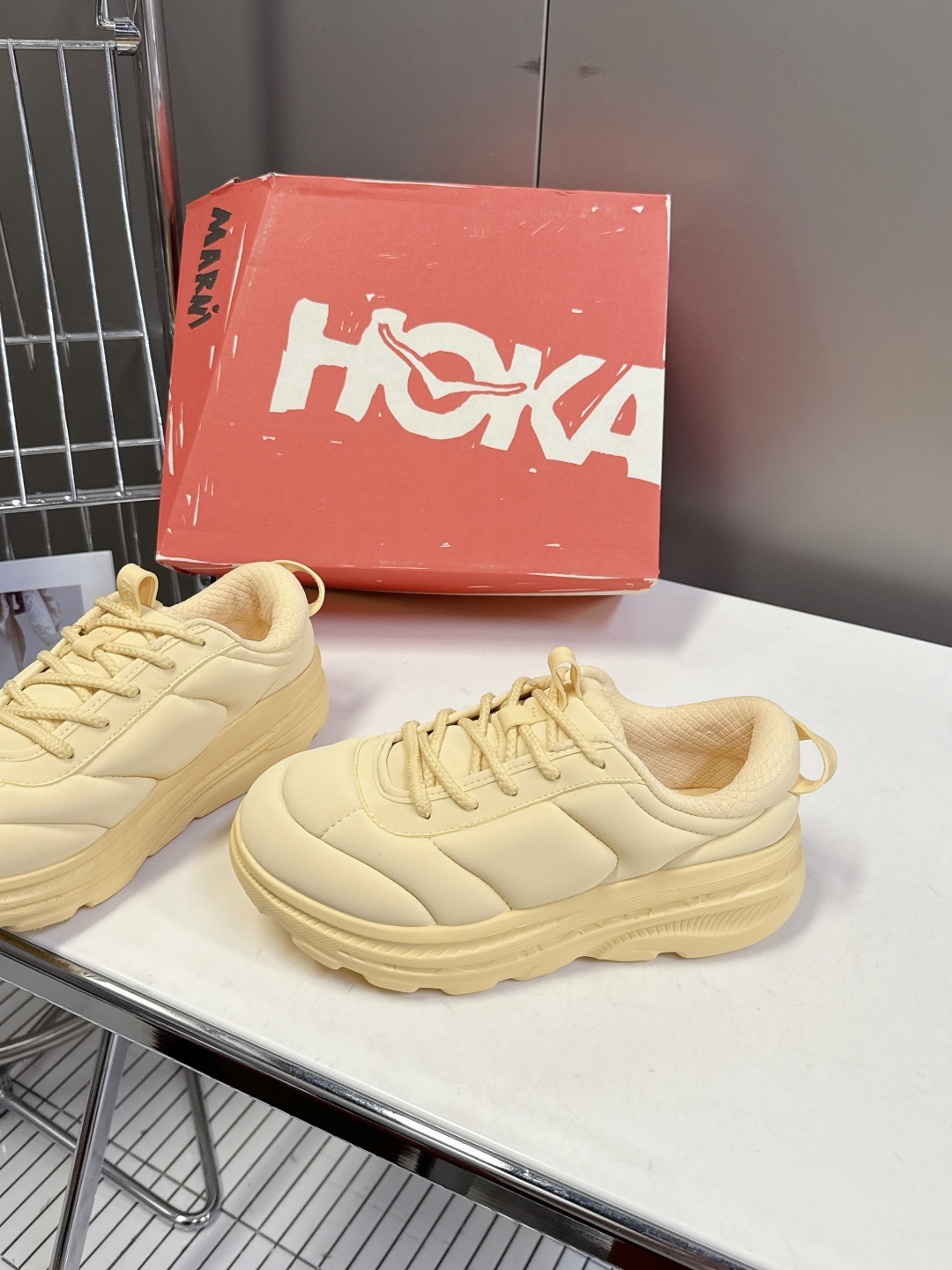 MARNI玛尼 x HOKA 泡芙面包鞋运动鞋。 向来以大胆前卫设计美学见称的