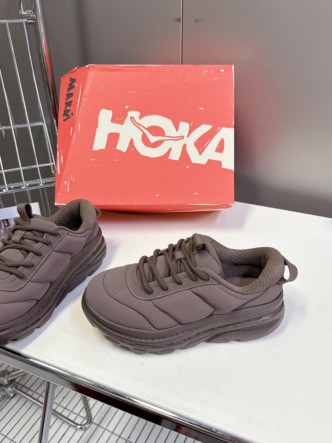 MARNI玛尼 x HOKA 泡芙面包鞋运动鞋。 向来以大胆前卫设计美学见称的