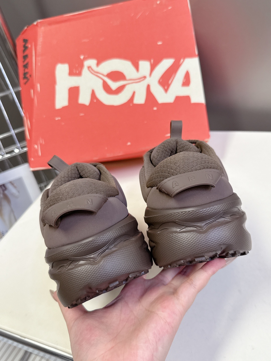 MARNI玛尼 x HOKA 泡芙面包鞋运动鞋。 向来以大胆前卫设计美学见称的