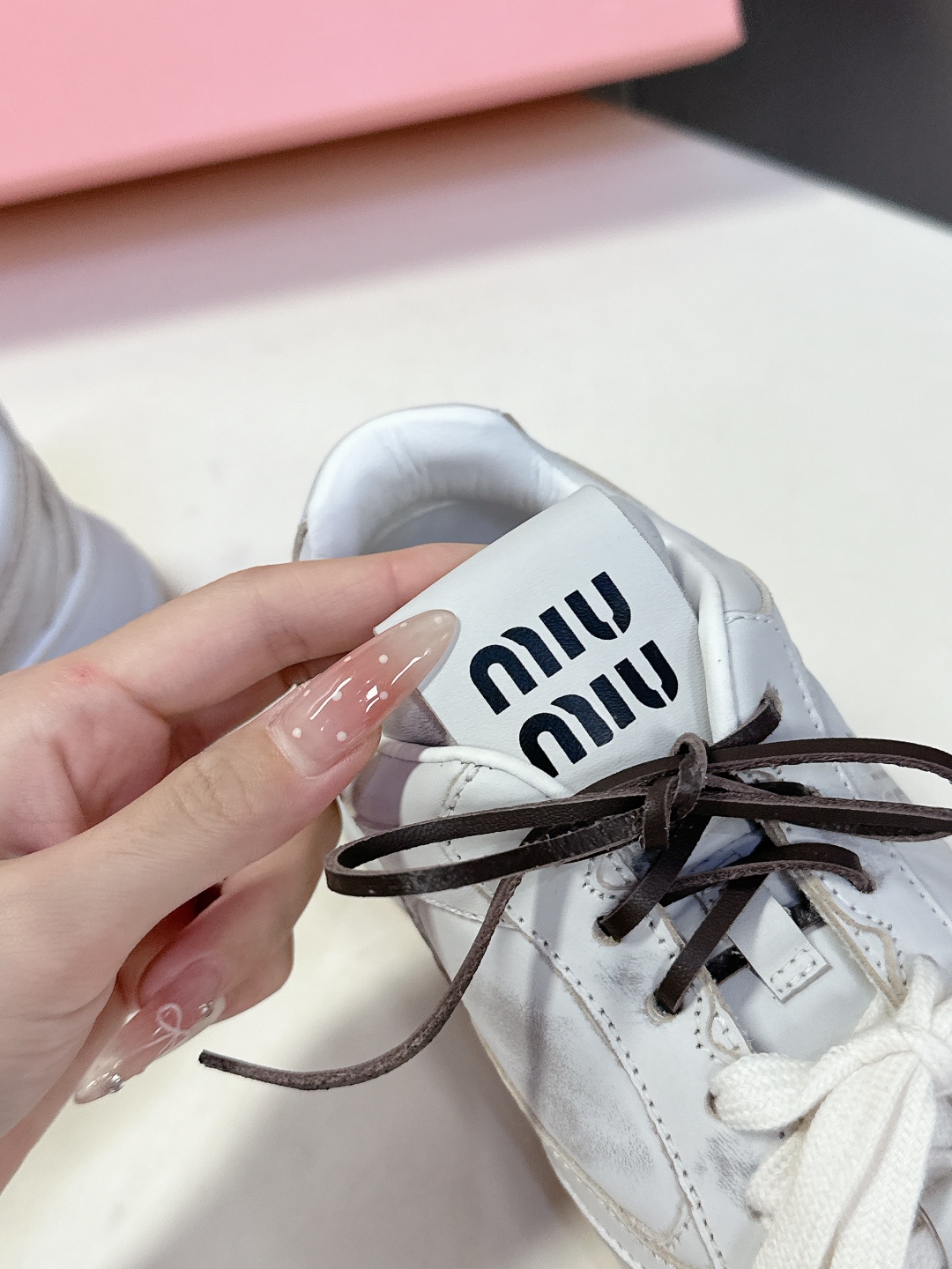  miumiu缪缪最新款美式复古风老爹鞋 运动鞋 ~ 颜值担当火爆款运动鞋 不得不入的一款～做旧时尚，简