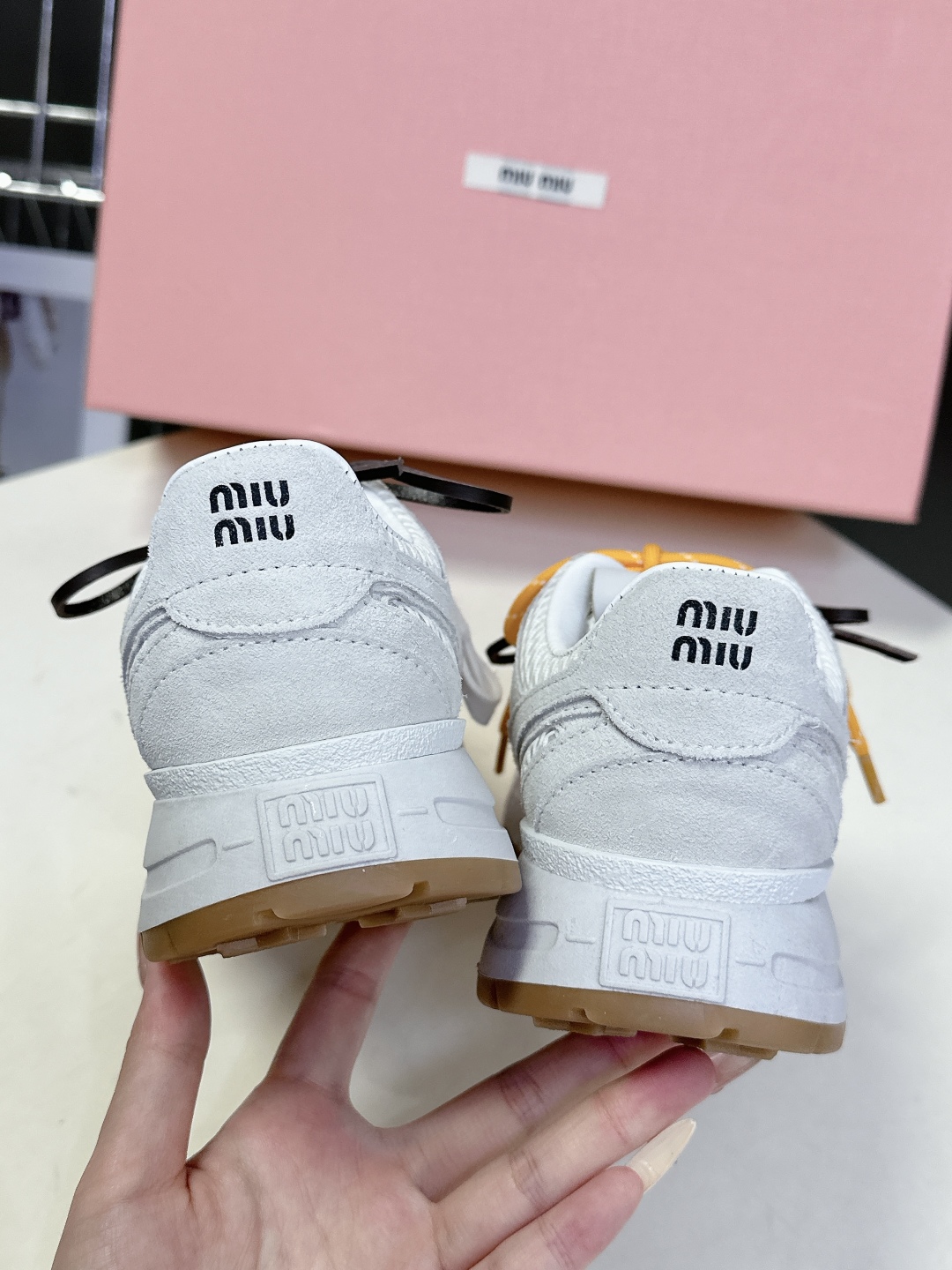  miumiu缪缪最新款美式复古风老爹鞋 运动鞋 ~ 颜值担当火爆款运动鞋 不得不入的一款～做旧时尚，简