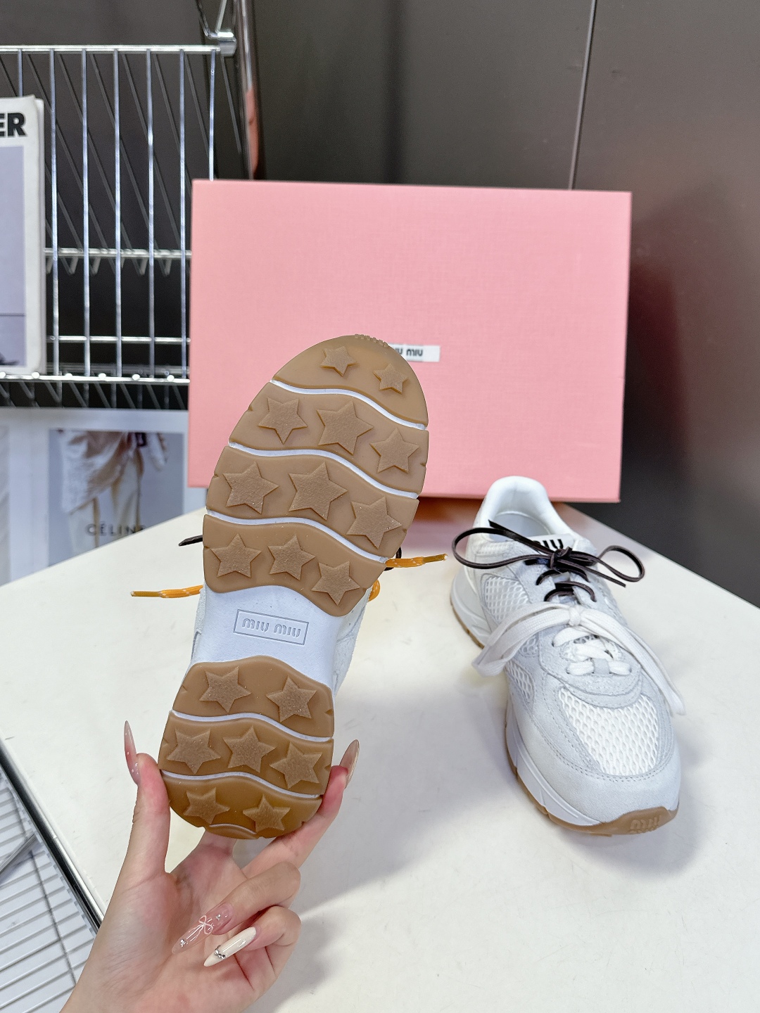  miumiu缪缪最新款美式复古风老爹鞋 运动鞋 ~ 颜值担当火爆款运动鞋 不得不入的一款～做旧时尚，简