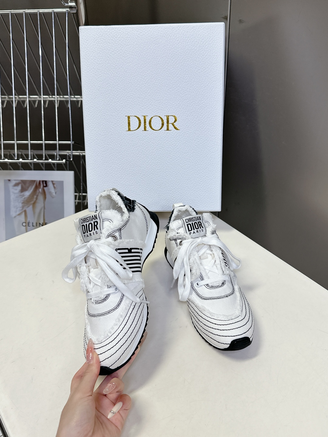  Dior迪奥春夏走秀款涂鸦素描德训鞋  阿甘鞋
太古汇RMB8990购入开发 25ss春夏秀场出镜率最
