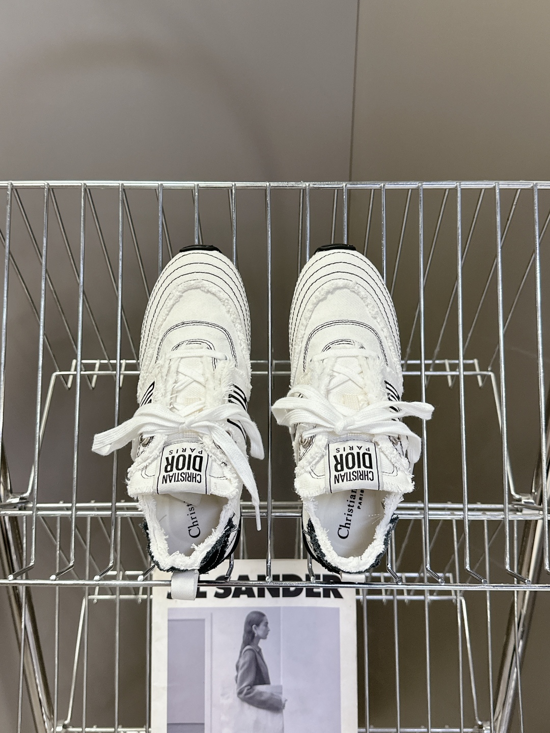  Dior迪奥春夏走秀款涂鸦素描德训鞋  阿甘鞋
太古汇RMB8990购入开发 25ss春夏秀场出镜率最