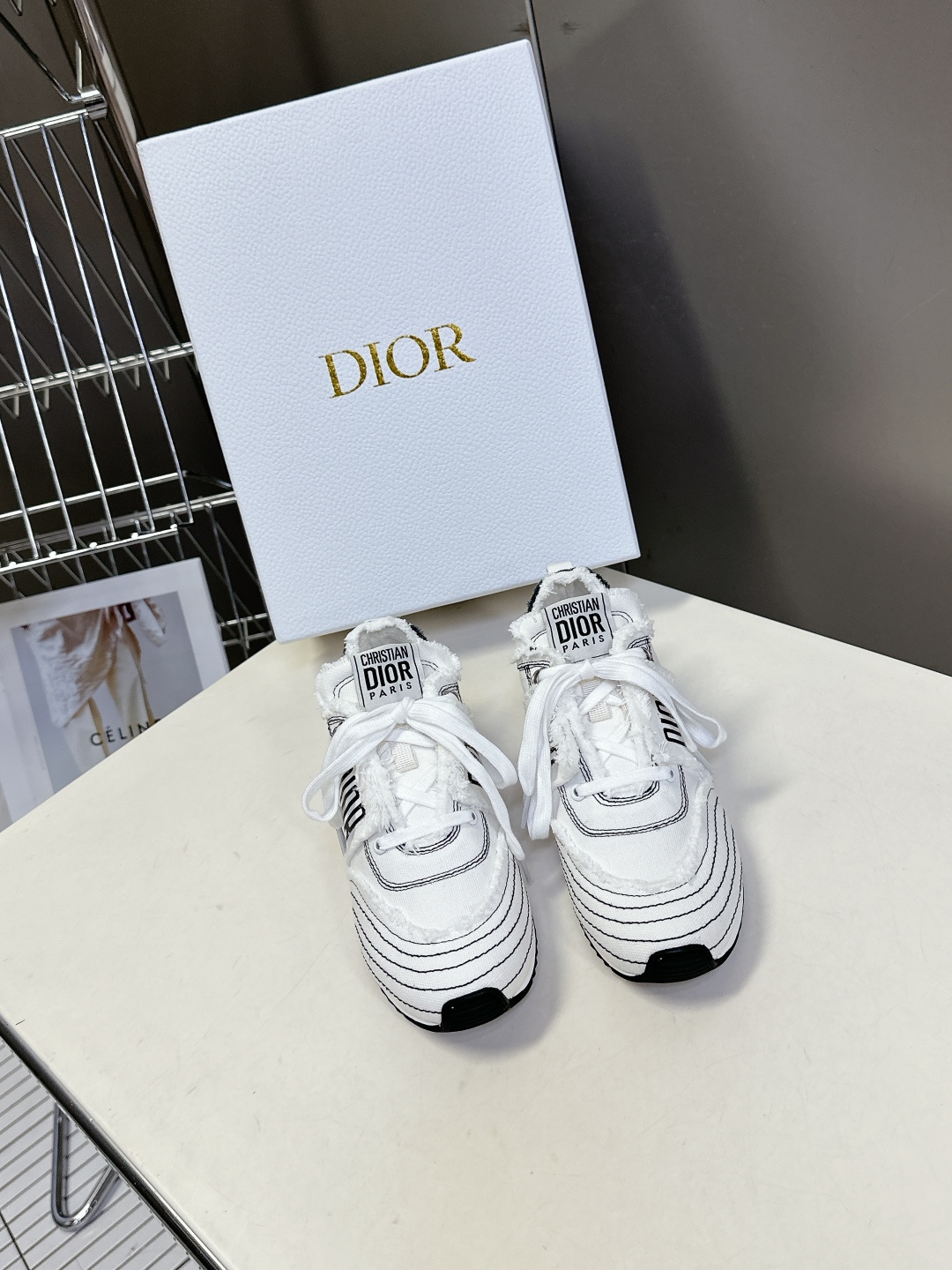  Dior迪奥春夏走秀款涂鸦素描德训鞋  阿甘鞋
太古汇RMB8990购入开发 25ss春夏秀场出镜率最