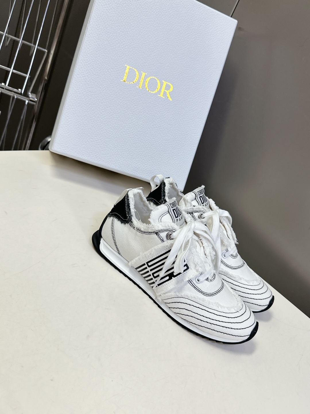  Dior迪奥春夏走秀款涂鸦素描德训鞋  阿甘鞋
太古汇RMB8990购入开发 25ss春夏秀场出镜率最