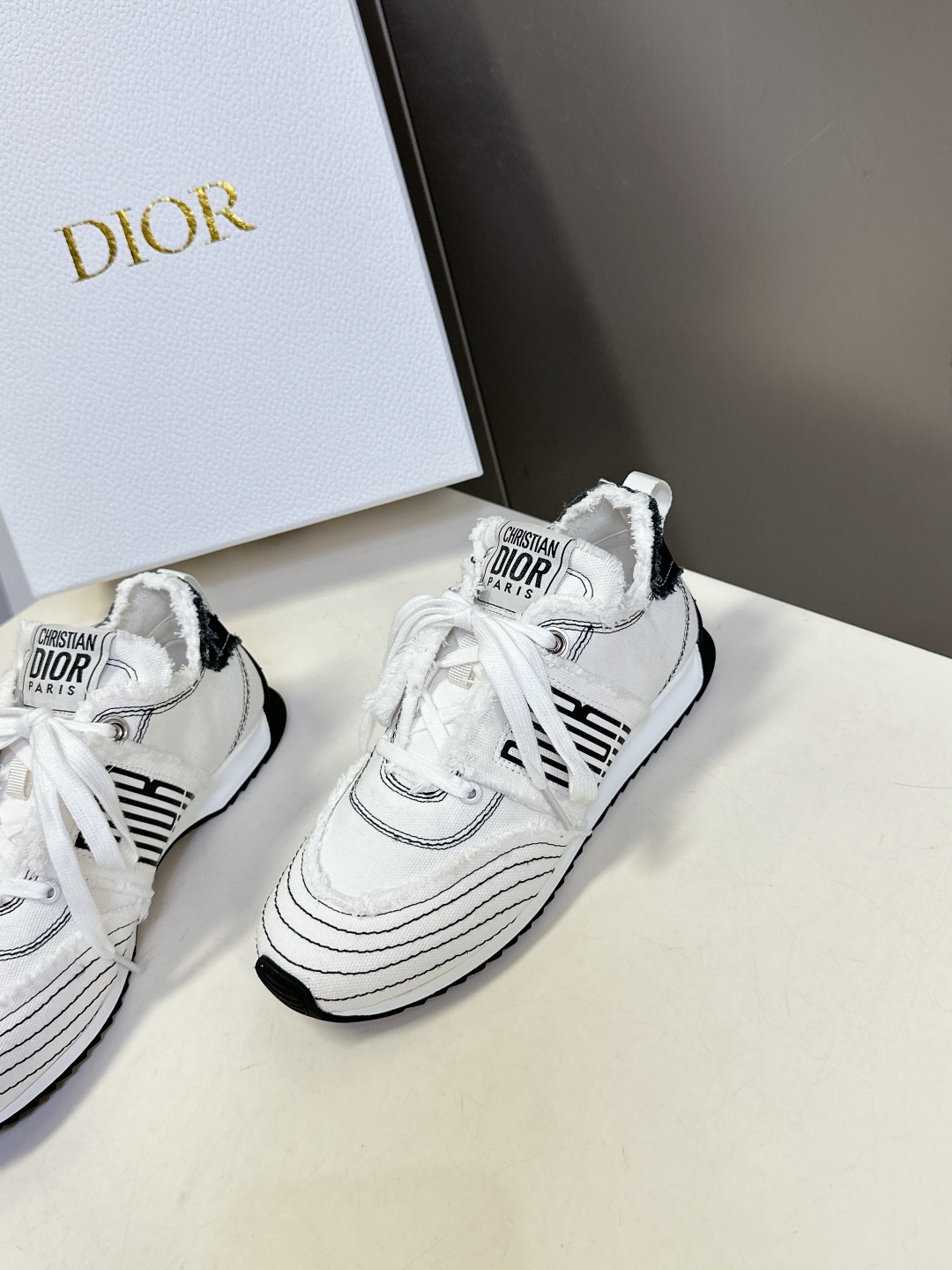 Dior迪奥春夏走秀款涂鸦素描德训鞋  阿甘鞋
太古汇RMB8990购入开发 25ss春夏秀场出镜率最