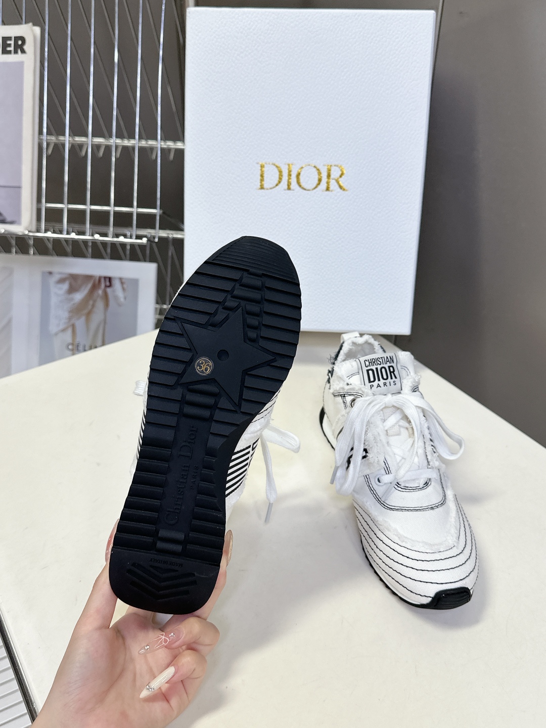  Dior迪奥春夏走秀款涂鸦素描德训鞋  阿甘鞋
太古汇RMB8990购入开发 25ss春夏秀场出镜率最