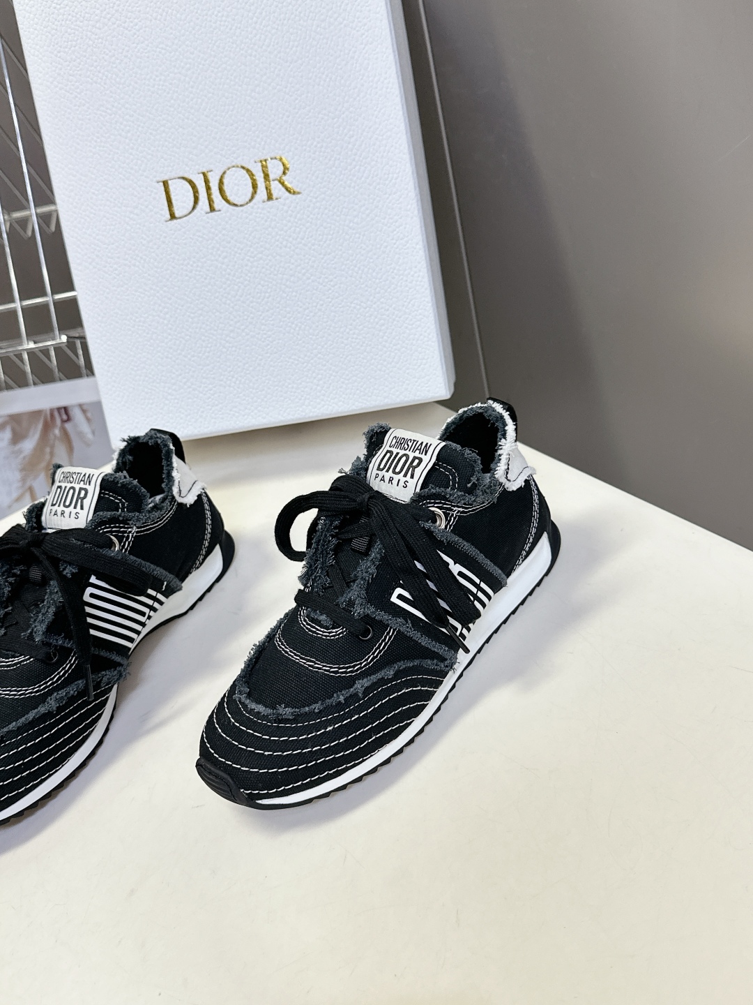  Dior迪奥春夏走秀款涂鸦素描德训鞋  阿甘鞋
太古汇RMB8990购入开发 25ss春夏秀场出镜率最