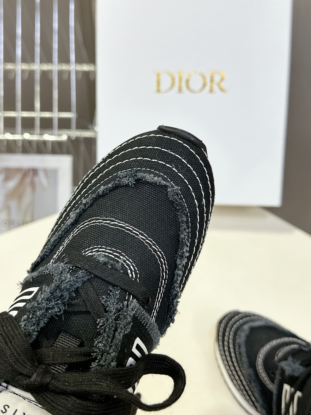  Dior迪奥春夏走秀款涂鸦素描德训鞋  阿甘鞋
太古汇RMB8990购入开发 25ss春夏秀场出镜率最