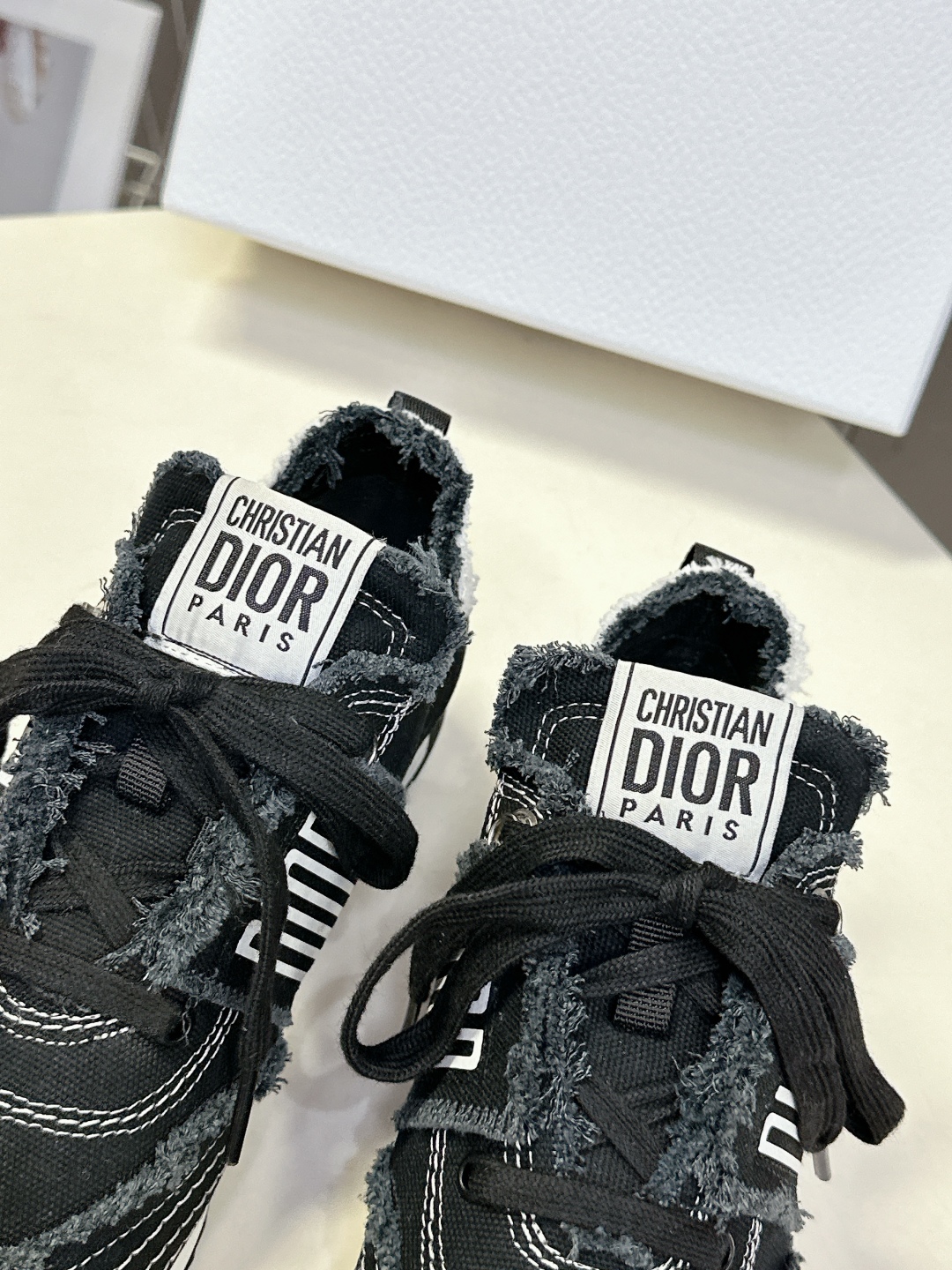  Dior迪奥春夏走秀款涂鸦素描德训鞋  阿甘鞋
太古汇RMB8990购入开发 25ss春夏秀场出镜率最