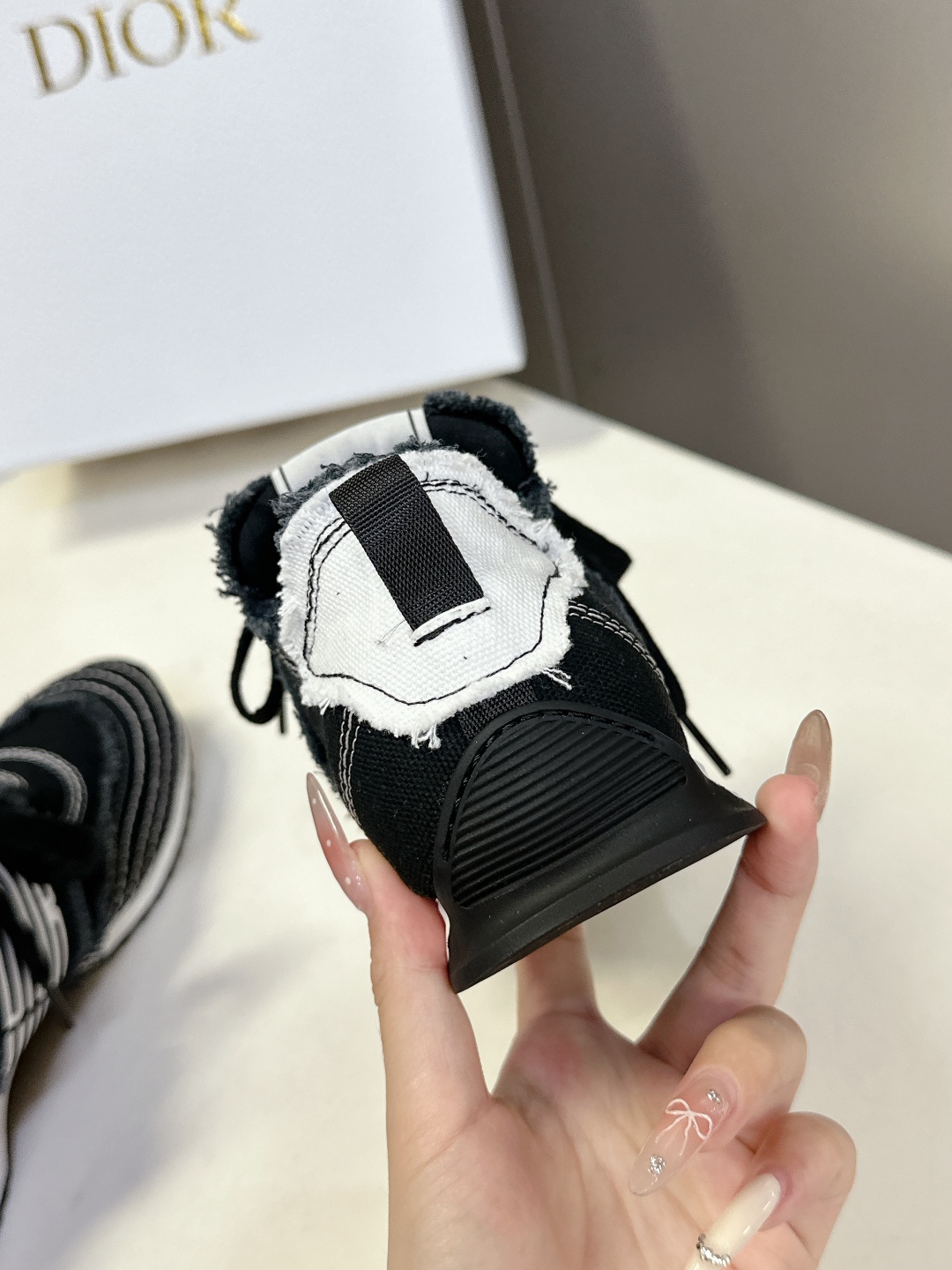  Dior迪奥春夏走秀款涂鸦素描德训鞋  阿甘鞋
太古汇RMB8990购入开发 25ss春夏秀场出镜率最