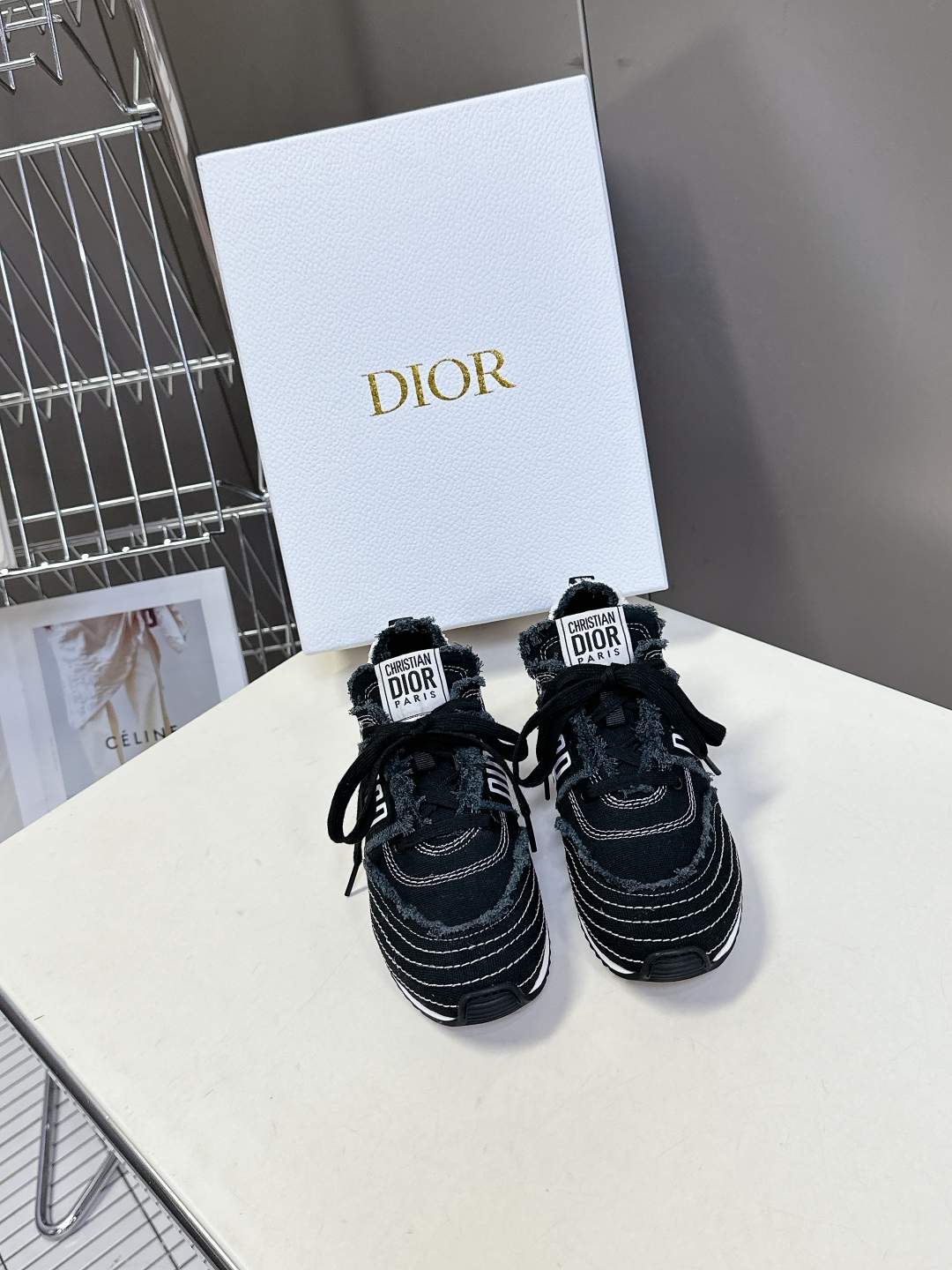  Dior迪奥春夏走秀款涂鸦素描德训鞋  阿甘鞋
太古汇RMB8990购入开发 25ss春夏秀场出镜率最
