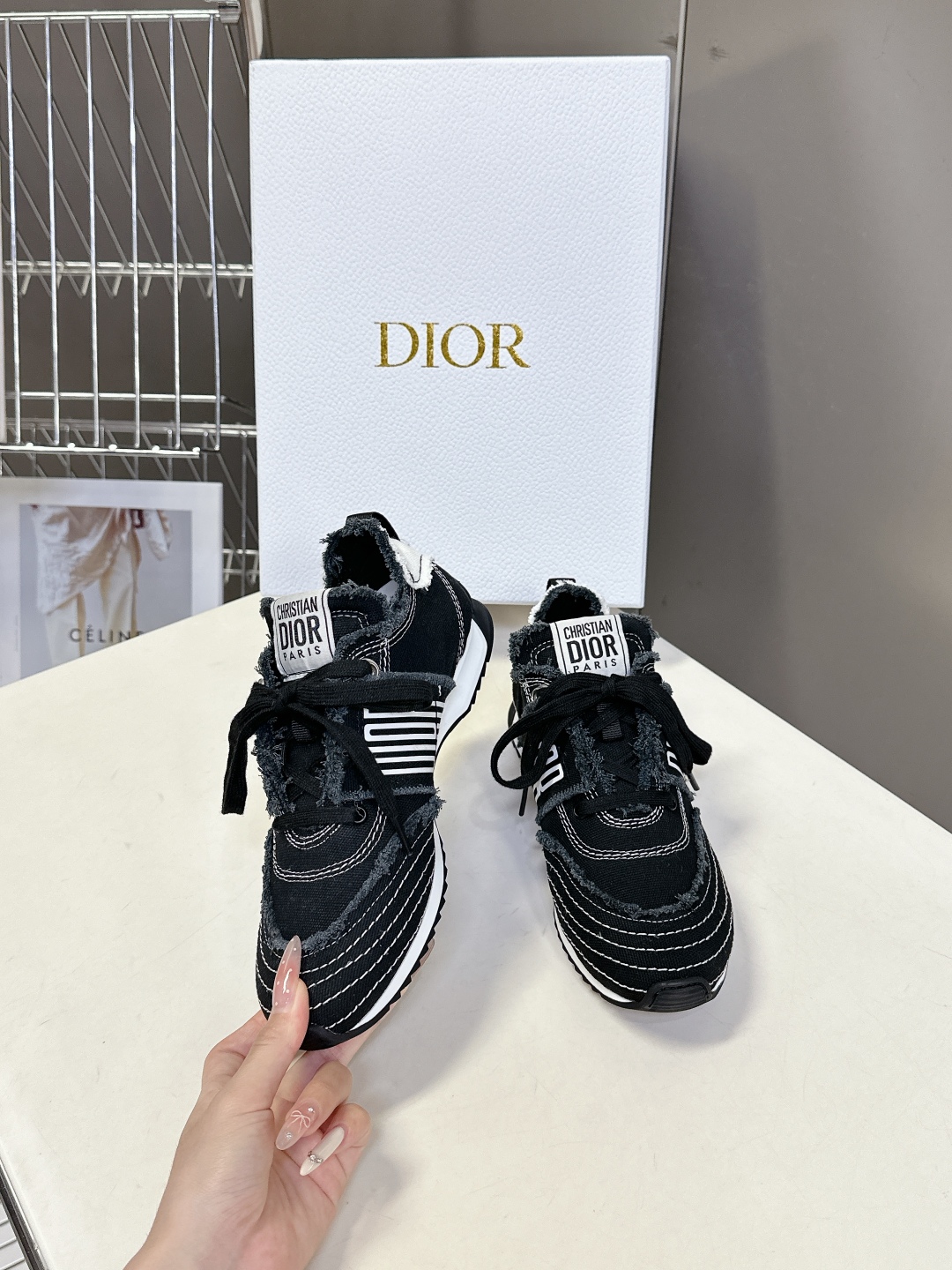  Dior迪奥春夏走秀款涂鸦素描德训鞋  阿甘鞋
太古汇RMB8990购入开发 25ss春夏秀场出镜率最