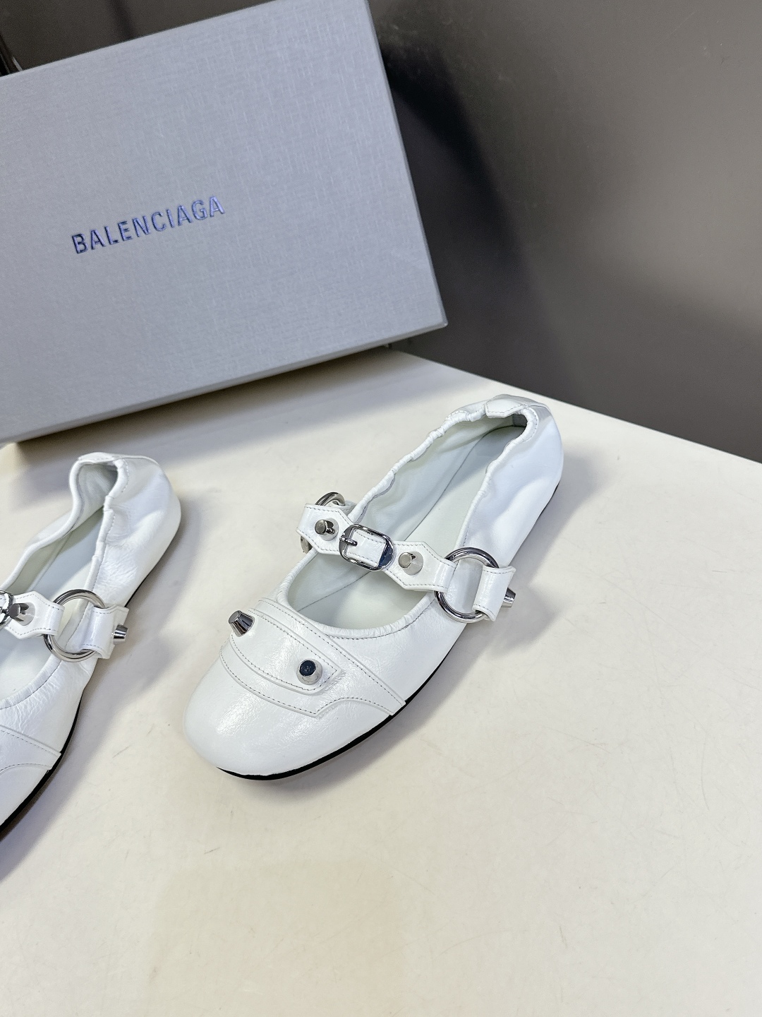  Balenciaga巴黎世家最新款芭蕾舞鞋                              