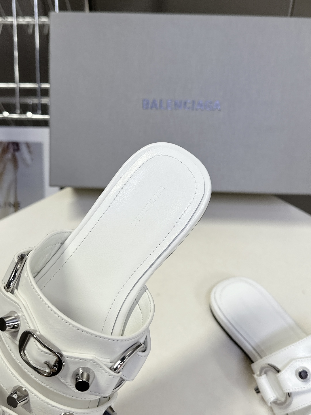  BALENCIAGA 巴黎世家新款金属铆钉凉拖鞋系列
    超多明星时尚博主种草夏天必备这CAGOL