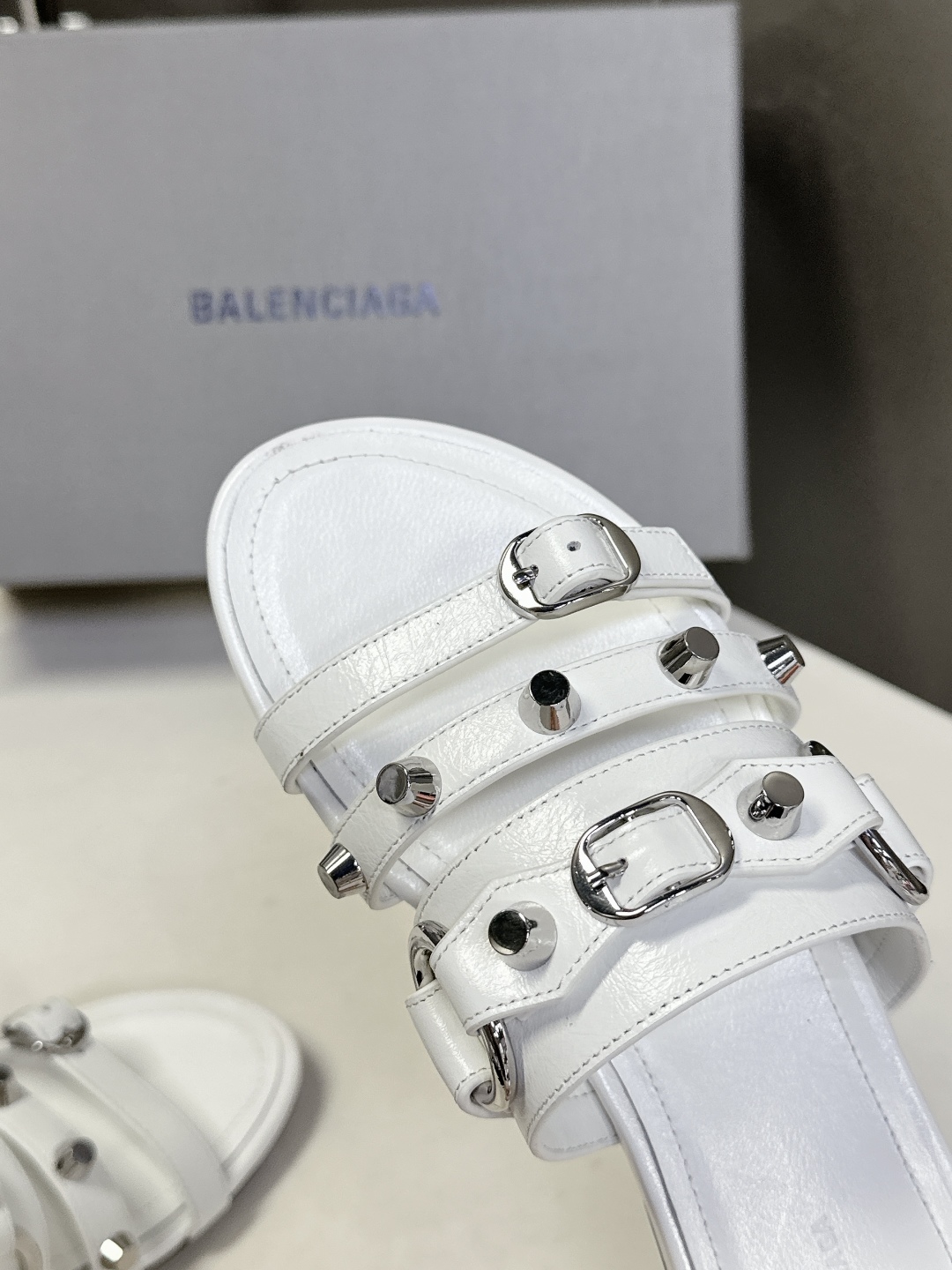  BALENCIAGA 巴黎世家新款金属铆钉凉拖鞋系列
    超多明星时尚博主种草夏天必备这CAGOL